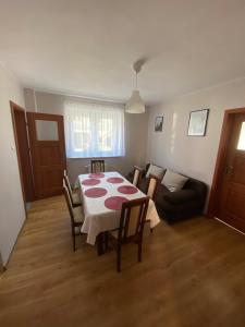 salon ze stołem i kanapą w obiekcie Apartament U rybaka w mieście Stężyca