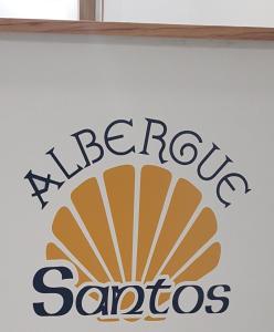 una señal para el restaurante de marisco alberros sardines en Albergue Santos, en Santiago de Compostela