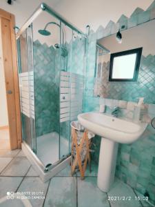 A bathroom at bilocale Murta Maria vacanze