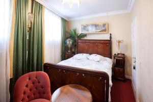 Un pat sau paturi într-o cameră la Hotel Goldener Löwe