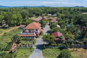 una vista aérea de una casa en un pueblo en Bantung Resort en Sukhothai