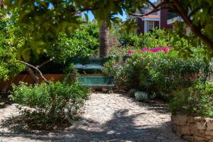 O grădină în afara House Marcella Suites - Near the Beach