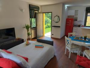 Cette chambre comprend un lit, une table et une cuisine. dans l'établissement Bnbook The terminal - 2 bedrooms apartment, à Vizzola Ticino