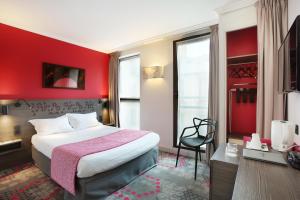 A bed or beds in a room at Hotel Eiffel Capitol