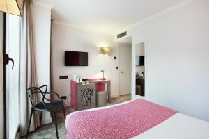 A television and/or entertainment centre at Hotel Eiffel Capitol