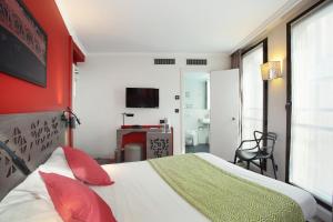 A bed or beds in a room at Hotel Eiffel Capitol