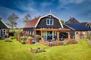 a home with a large yard with a house at De Heerlijkheid Hensbroek in Hensbroek
