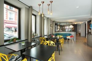 A seating area at Hotel Eiffel Capitol
