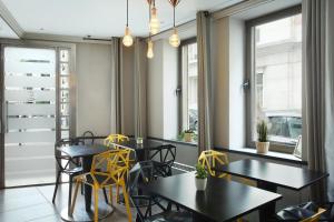 A seating area at Hotel Eiffel Capitol