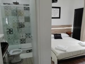 1 dormitorio con 1 cama y ducha con aseo en B&B Giordano, en Porto SantʼElpidio