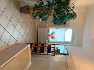 uma casa de banho com uma piscina e um vaso de plantas em Etage1 em Hameln