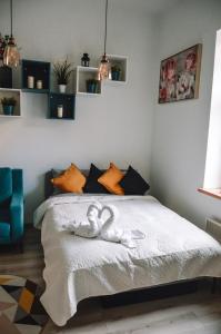 sypialnia z 2 białymi łabędzami na łóżku w obiekcie LUCKY 7 apartment w mieście Lipawa