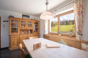 ein Esszimmer mit einem Tisch und einem Fenster in der Unterkunft Grand Chalet Hochfilzen in Hochfilzen