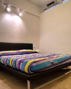 安科納的住宿－27Apartment，一张带五颜六色的被子的床