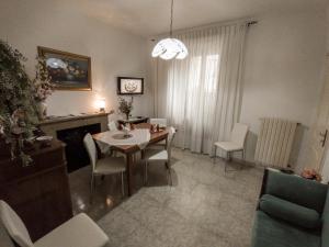 uma sala de estar com uma mesa de jantar e cadeiras em B&B Rosy Gallo em Castelsaraceno