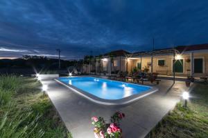 Bazén v ubytování Villa Terra with heated pool nebo v jeho okolí
