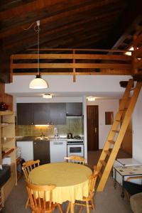 cocina con mesa y cocina con escalera en Mayens de l'Ours MOUNTAIN & CENTER apartments by Alpvision Résidences, en Agettes