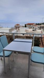 A balcony or terrace at Apartments M, Kallikratia