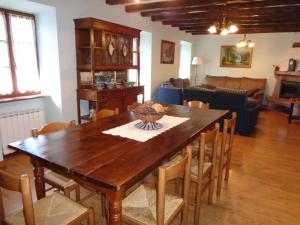 ein Esszimmer mit einem Holztisch und Stühlen in der Unterkunft Matxingonea I y II in Zozaia