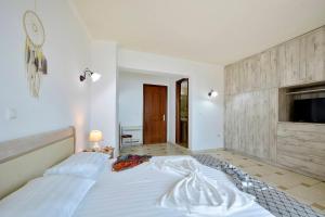 A bed or beds in a room at Golden fox Villa