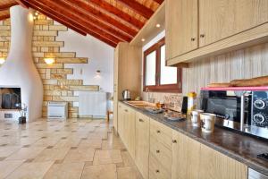 A kitchen or kitchenette at Golden fox Villa