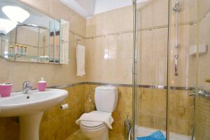 A bathroom at Golden fox Villa