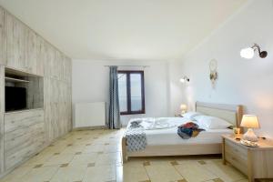 A bed or beds in a room at Golden fox Villa