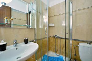 A bathroom at Golden fox Villa
