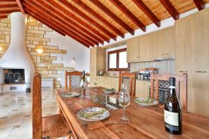 A kitchen or kitchenette at Golden fox Villa