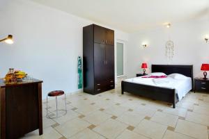 A bed or beds in a room at Golden fox Villa