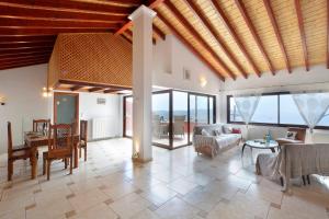 A seating area at Golden fox Villa