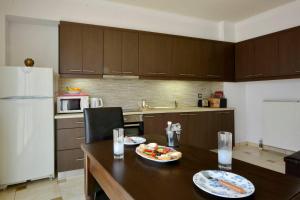 A kitchen or kitchenette at Golden fox Villa