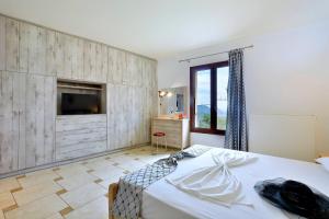 A bed or beds in a room at Golden fox Villa