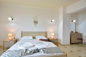 A bed or beds in a room at Golden fox Villa