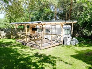 a trailer with a picnic table in a yard at Caravan in Samtens