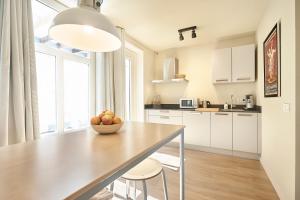 een keuken met een tafel en een fruitschaal bij Studio Compact in Middelburg
