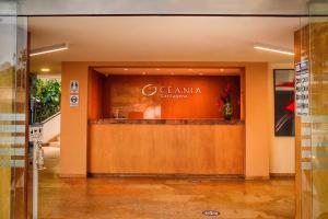 vestíbulo de un edificio de oficinas con recepción en Hotel Oceania Cartagena, en Cartagena de Indias