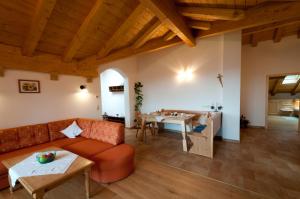 uma sala de estar com um sofá e uma mesa em Hoderhof em Grassau