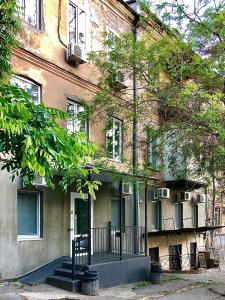 - un bâtiment en briques avec une terrasse couverte et un balcon dans l'établissement ПИРС, à Odessa
