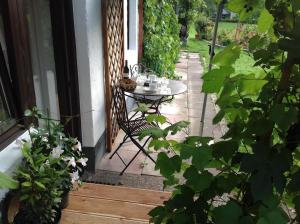 a patio with a table and chairs on a porch at Oberholzer Landhaus & Appartement in Ellmau