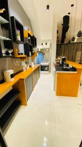 cocina grande con encimera de madera en Corfu port apartment, en Mantoúkion