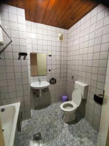 Een badkamer bij Apartments Danilo