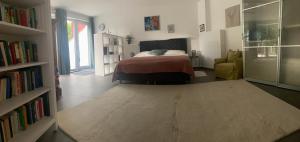 1 dormitorio con cama y estante para libros en Apartment LUIZ en Schwaz