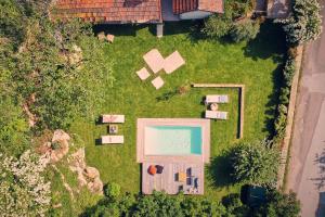 vista sul soffitto di un cortile con piscina di VILLA FIGUE BLANCHE a Montagny-lès-Buxy