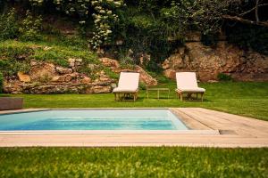 two chairs and a swimming pool in the grass at VILLA FIGUE BLANCHE in Montagny-lès-Buxy
