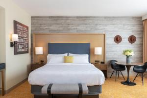 Säng eller sängar i ett rum på Holiday Inn & Suites Nashville Downtown Broadway