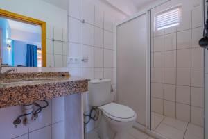W łazience znajduje się toaleta, umywalka i lustro. w obiekcie Selim Pansiyon w Kaş