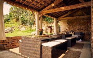 an outdoor patio with a table and chairs at VILLA FIGUE BLANCHE in Montagny-lès-Buxy