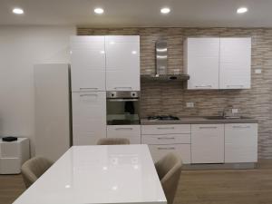 cocina con armarios blancos y mesa blanca en Appartamento Filo, en Castel di Sangro 24 fotos más