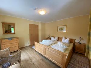 ein Schlafzimmer mit einem Bett und zwei Stühlen darin in der Unterkunft Gästehaus Salzgau in Schönau am Königssee